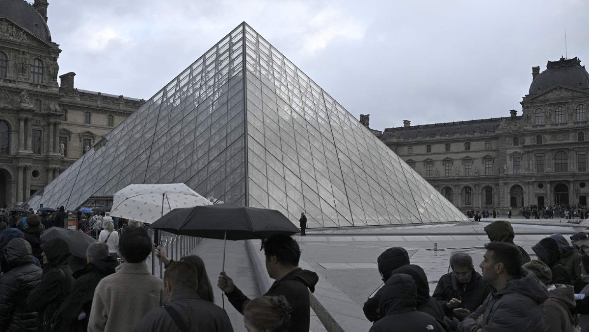La dirección del Louvre defendió el martes la calidad de las vitrinas donde se encontraban las joyas robadas. | AFP