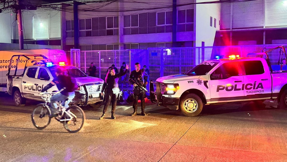 Elementos de Tlaquepaque acudieron al lugar del accidente (Foto: Usi Toledo)
