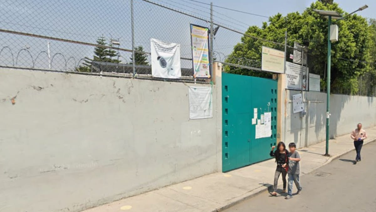 Exterior de la Escuela Secundaria No. 324, lugar donde ocurrió la agresión en contra de Nicole | Especial