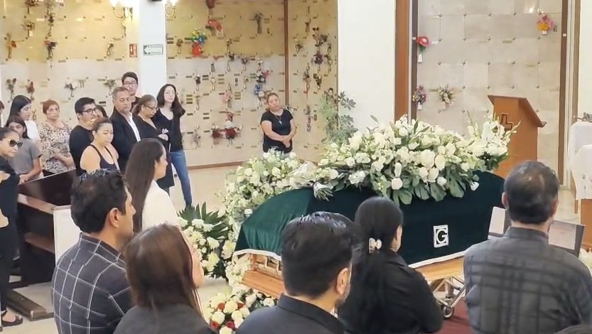 Al frente de la ceremonia estuvo su esposa y sus dos hijos menores. | Captura de pantalla