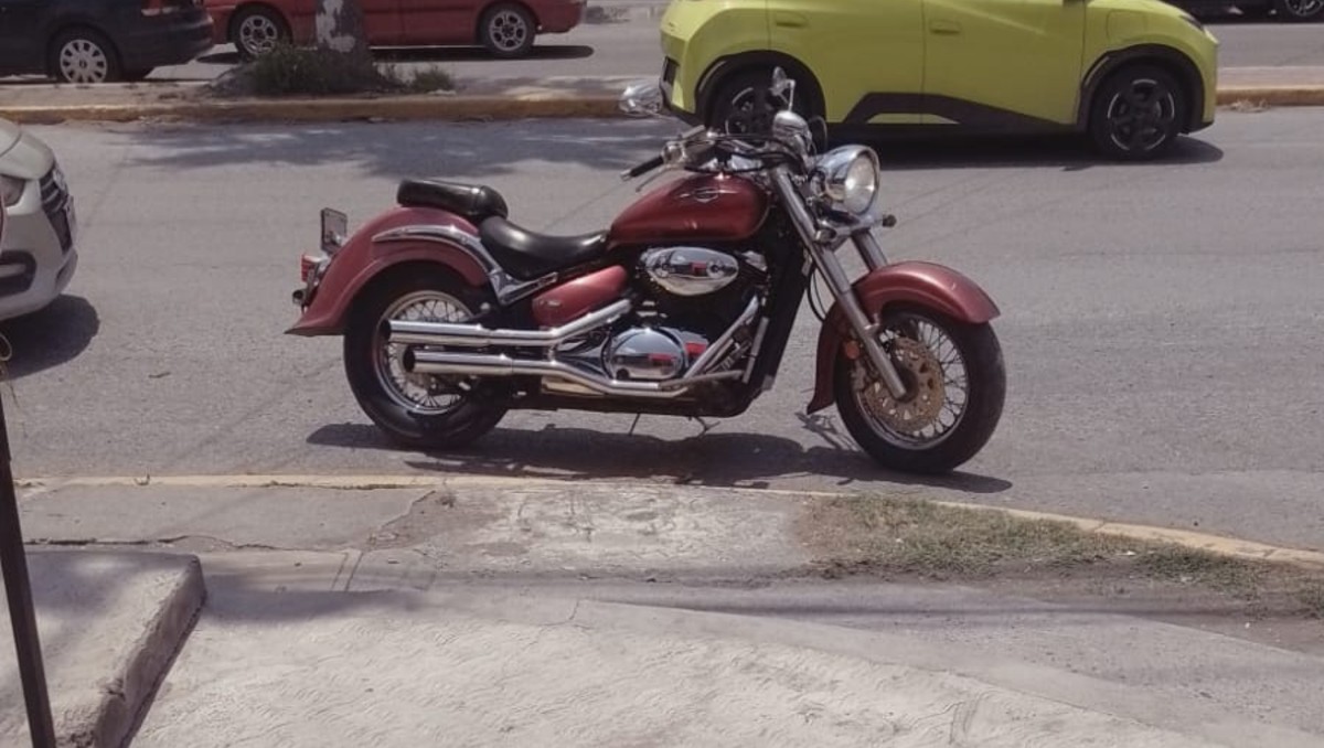 Un guardia de seguridad ayudó a empujar la moto pensando que ésta se había ponchado. Foto: Especial