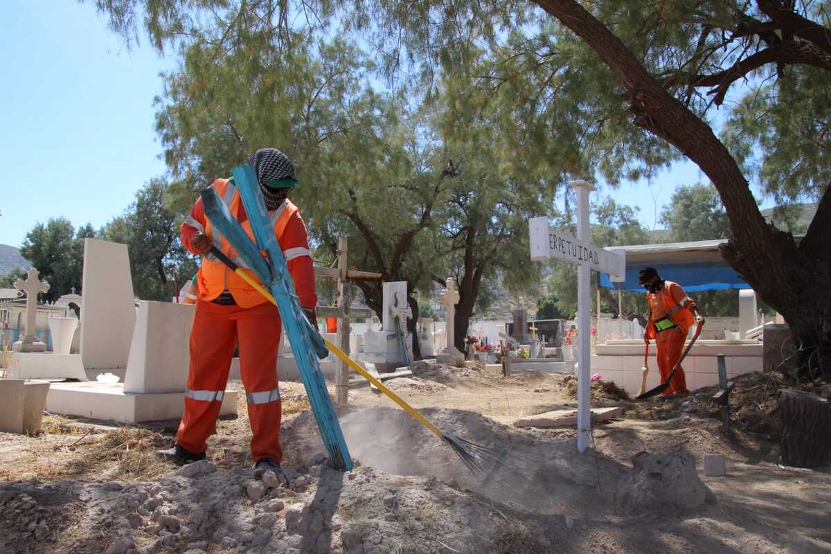 Limpieza en panteones de Torreón. | Verónica Rivera