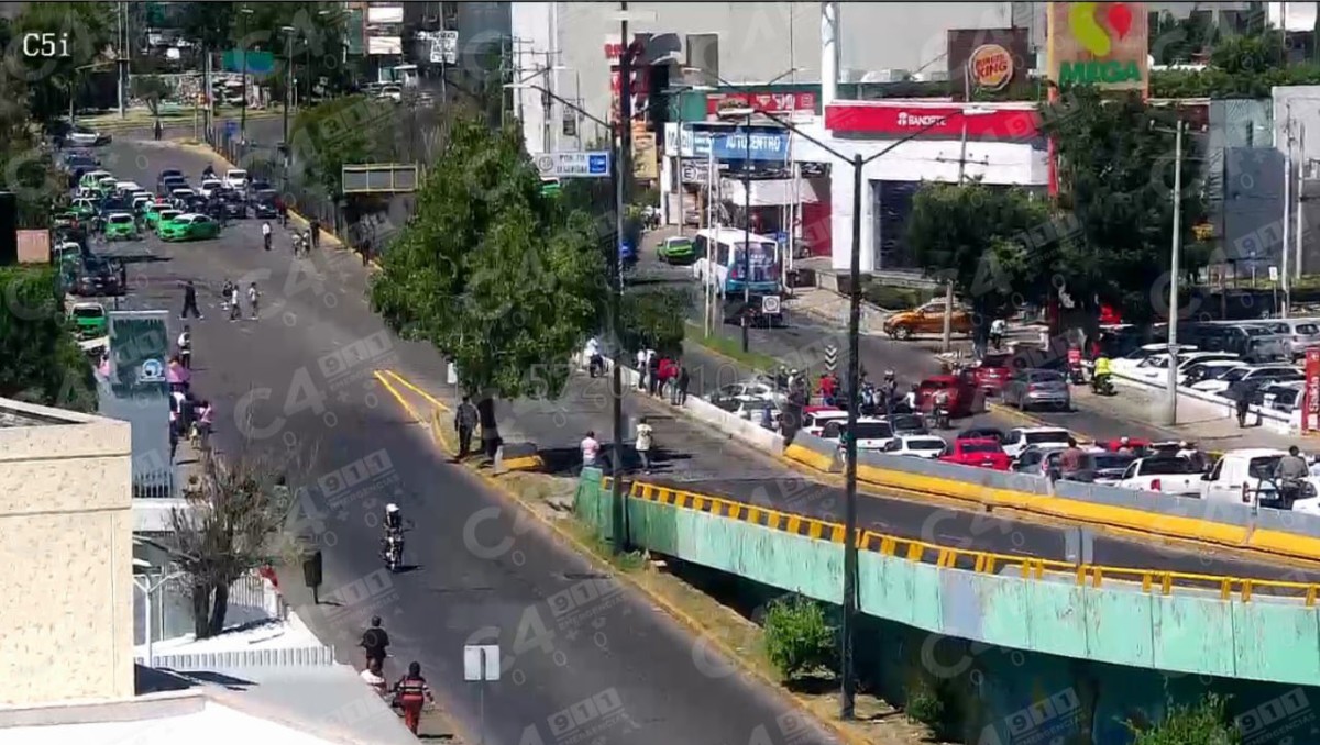 Manifestación de taxistas y conductores de aplicaciones en Bulevar Insurgentes tras operativo vial frente al IMSS T-1.
