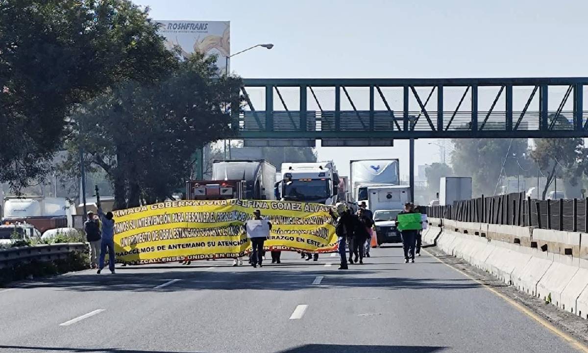 Los manifestantes marcharon sobre la México-Querétaro hasta levantar las plumas de la caseta. Foto: (especial)