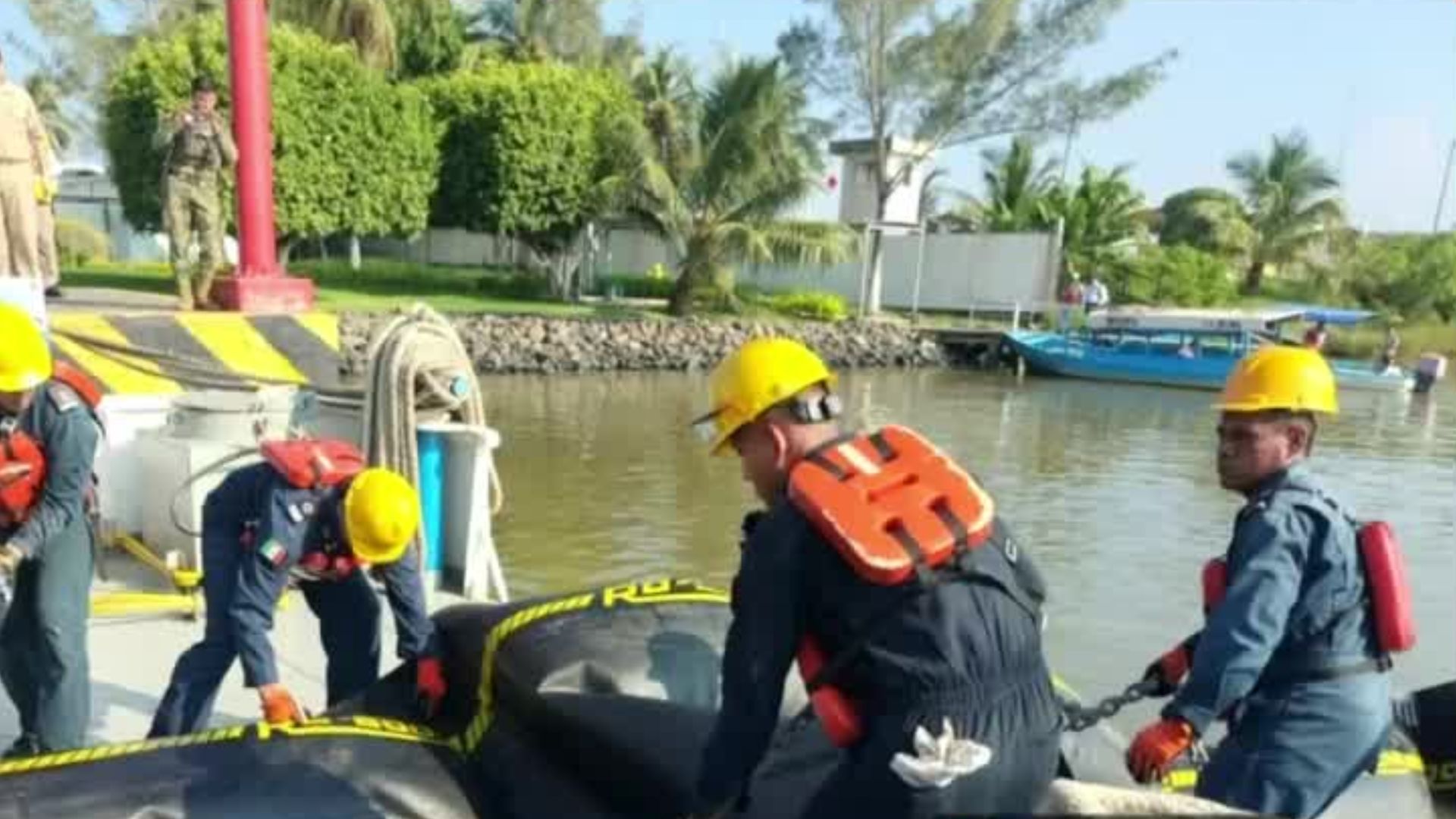 La Marina realiza labores de contingencia por el derrame de hidrocarburos en el río Pantepec