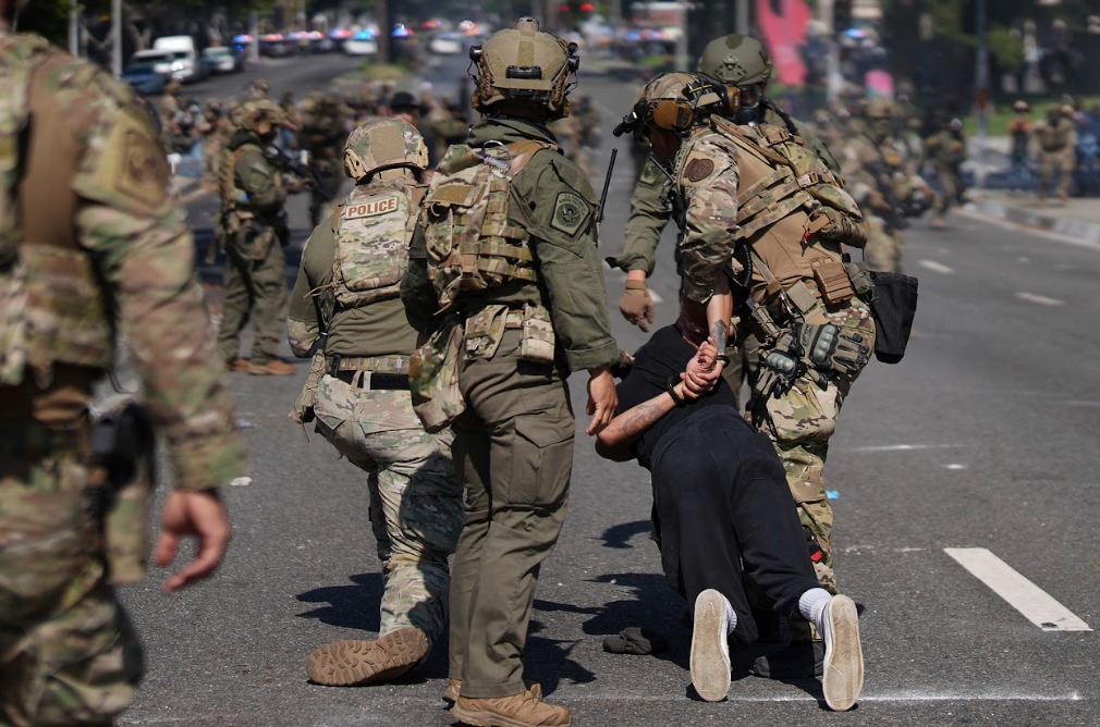 La migra justificaba el uso excesivo de la fuerza durante las redadas emprendidas, (Foto: especial)