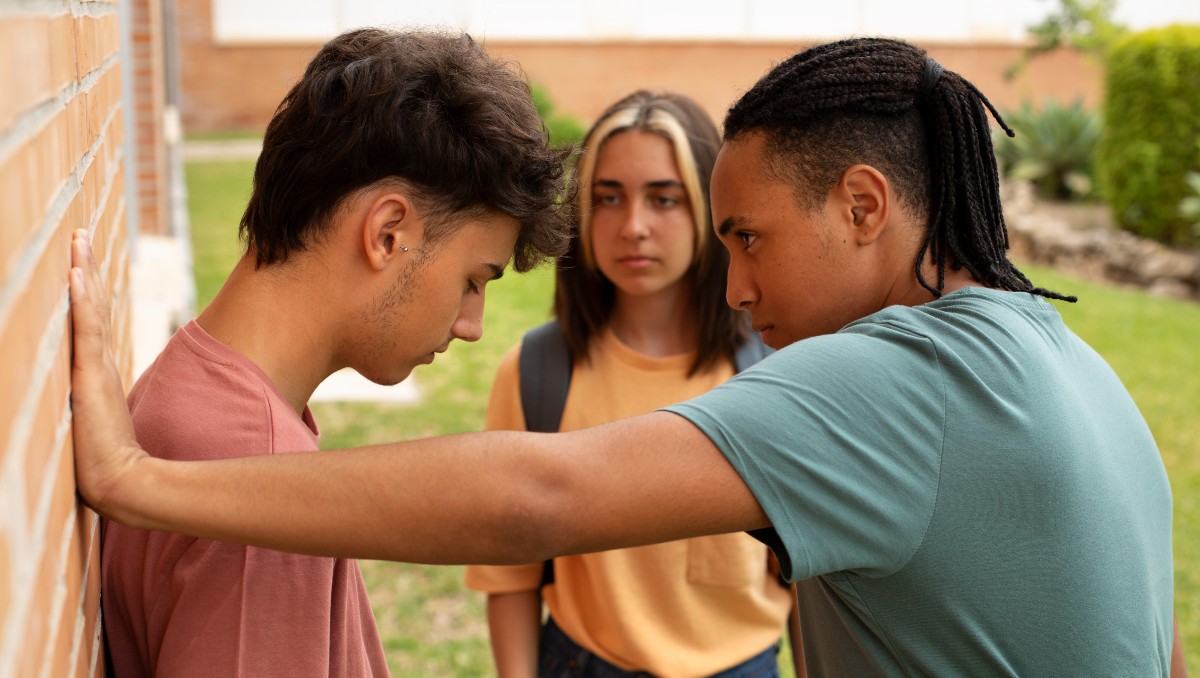 Se necesita un red de apoyo para corregir a los niños con tendencia al bullying | Freepik