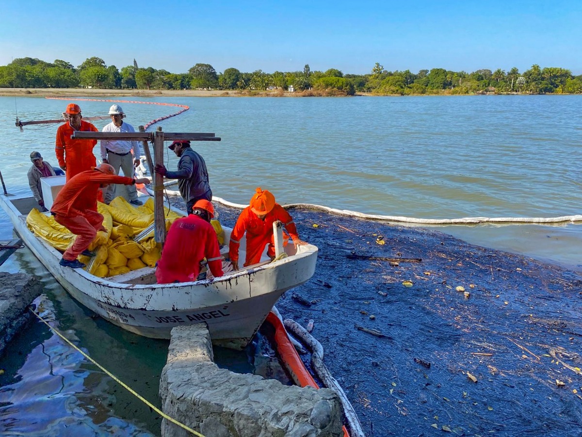 Pemex y Sener remediarán río Pantepec tras fuga de hidrocarburos