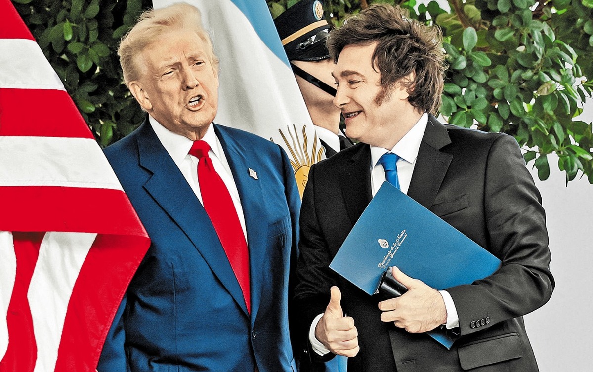 El presidente de EU, Donald Trump, y su homólogo argentino, Javier Milei, son ejemplos de la práctica. JONATHAN ERNST/REUTERS