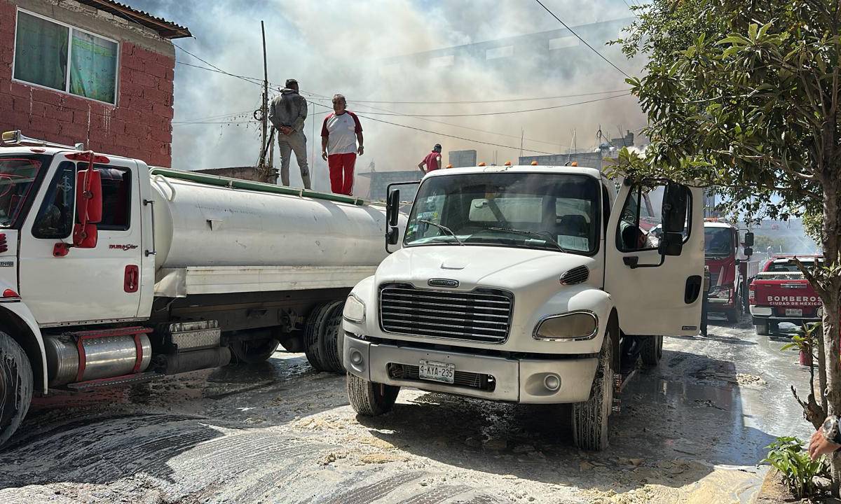 Se registra incendio en fábrica de colchones en San Andrés de la Cañada,  Ecatepec Foto: (Juan Camacho)