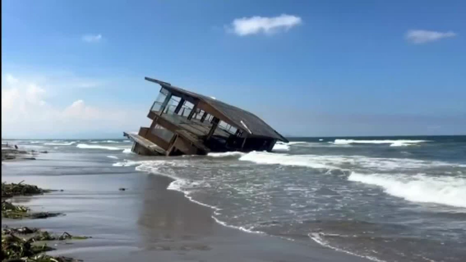 Restaurante "El Atracadero" se convierte en una postal luego de encallar en Coatzacoalcos