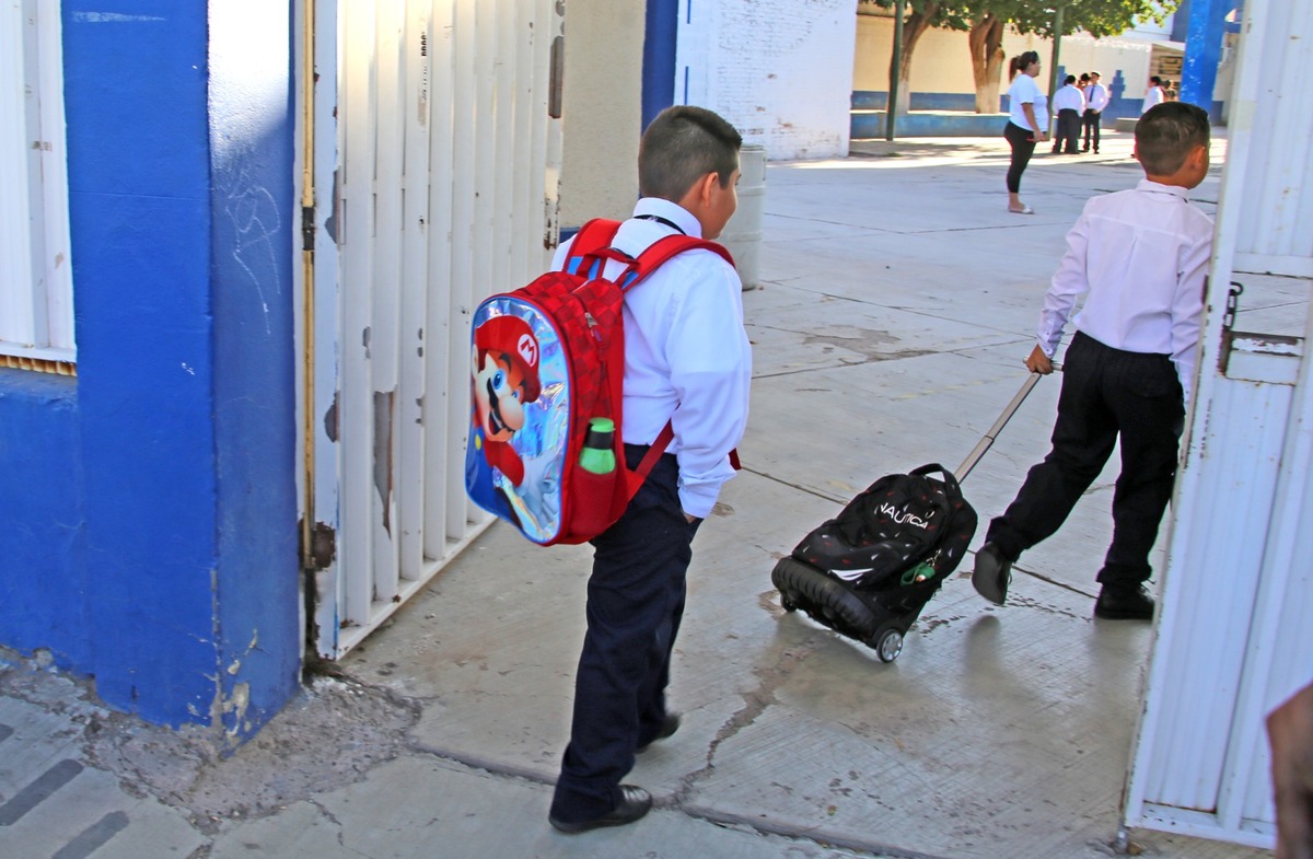 Quienes revisan las mochilas de los estudiantes son los mismos padres de familia, la Policía sólo supervisa. | Especial