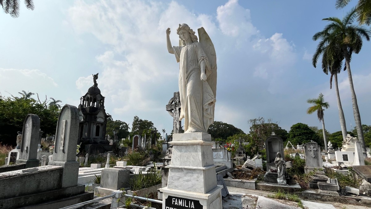 Tumbas antiguas en el cementerio municipal de Tampico, un lugar lleno de historia y arte funerario.