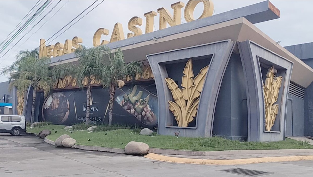 Viviendas cercanas al casino resultaron con daños en sus fachadas. | Especial