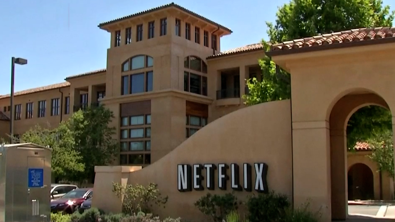 Acciones de Netflix caen ante desplome en mercados y dudas sobre su valoración