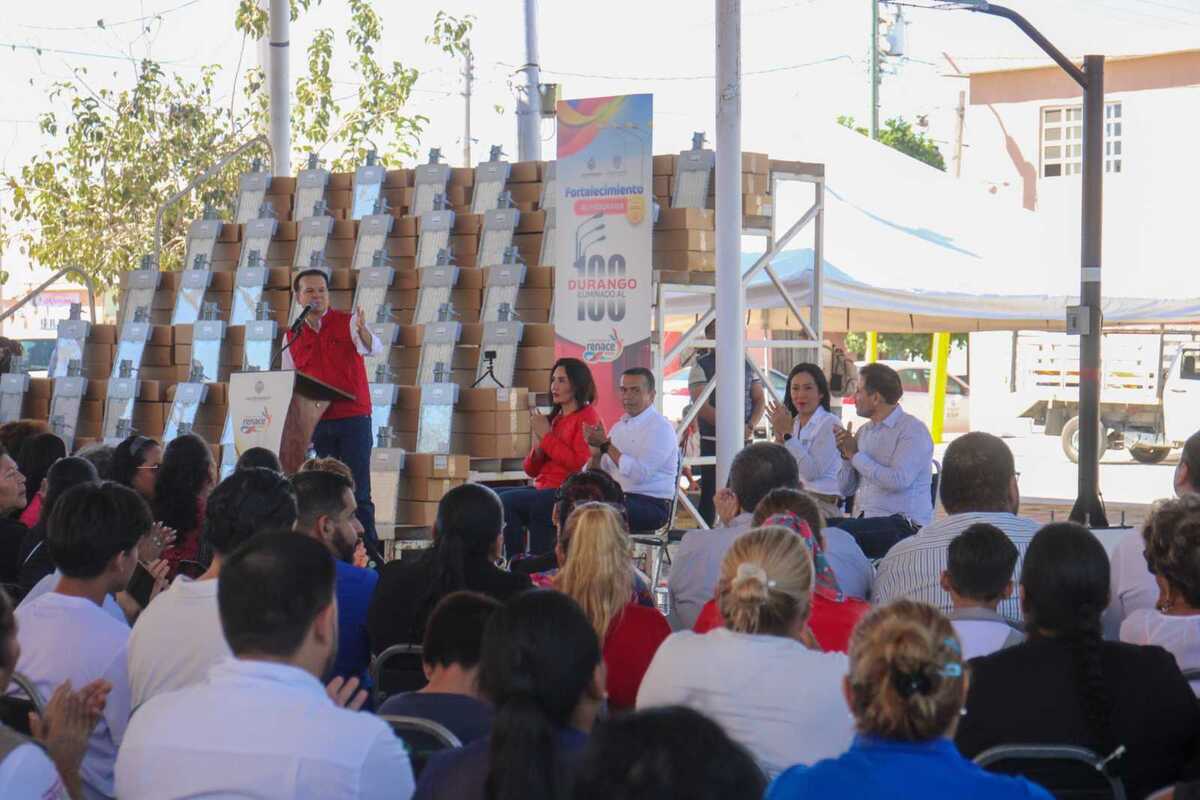 Acompañado de Betzabé Martínez Arango, el mandatario estatal habló sobre este programa denominado 'Durango Iluminado al 100'.| Rolando Riestra