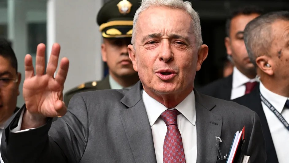 Álvaro Uribe celebra revocación de su condena por fraude y soborno
