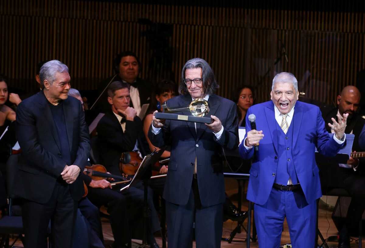 Arturo Márquez y Martín Urieta acompañan al homenajeado en El Cantoral / Araceli López