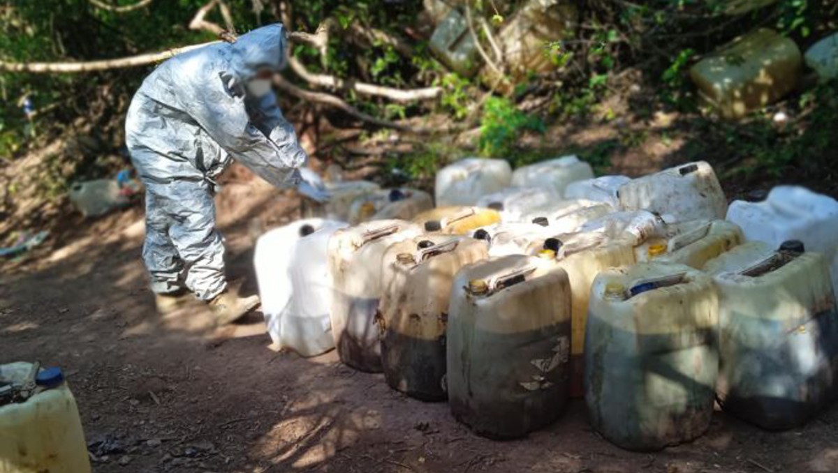 Autoridades aseguraron 625 litros de químicos para elaborar metanfetamina en Sinaloa. | SSPC