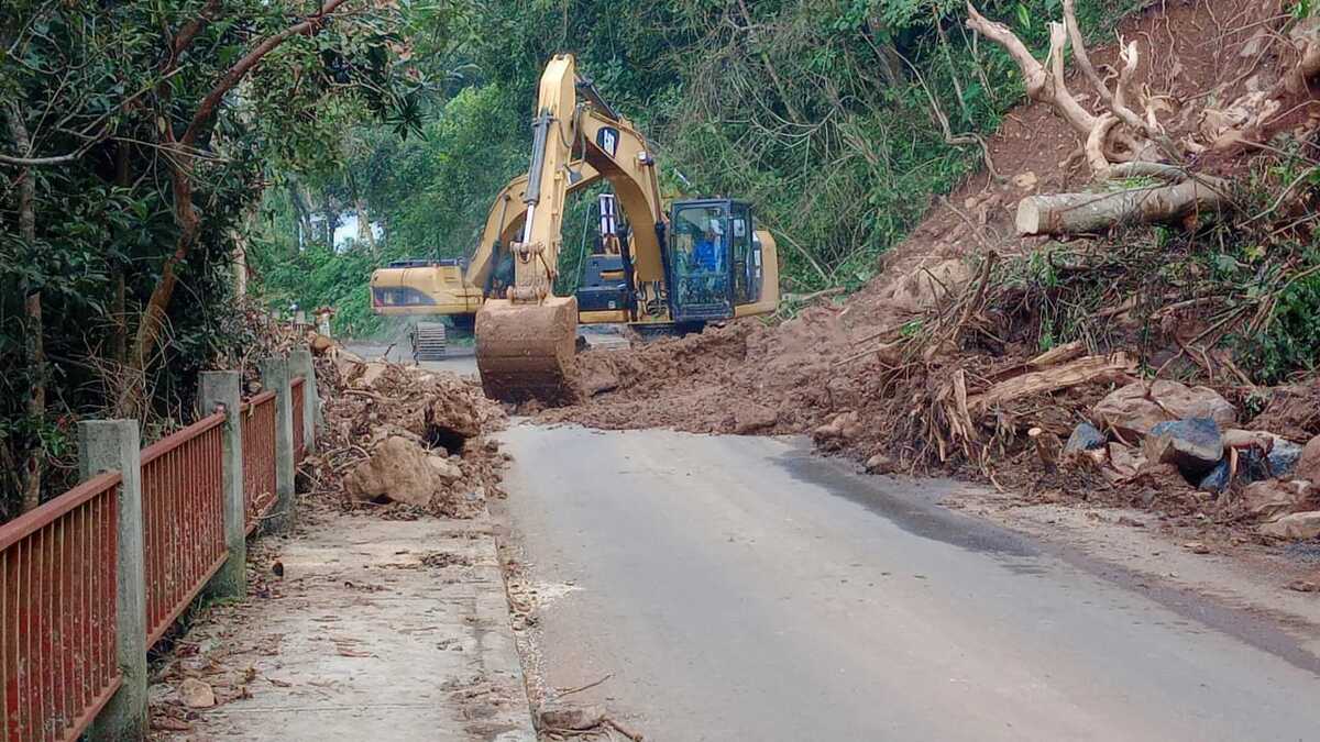 Continúan en Hidalgo trabajos de limpieza tras derrumbes por lluvias. (Cortesía)