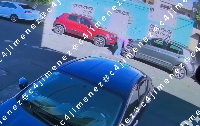 El daño al auto ocurrió en la colonia Caracol, se presume que no es la primera vez. | Especial