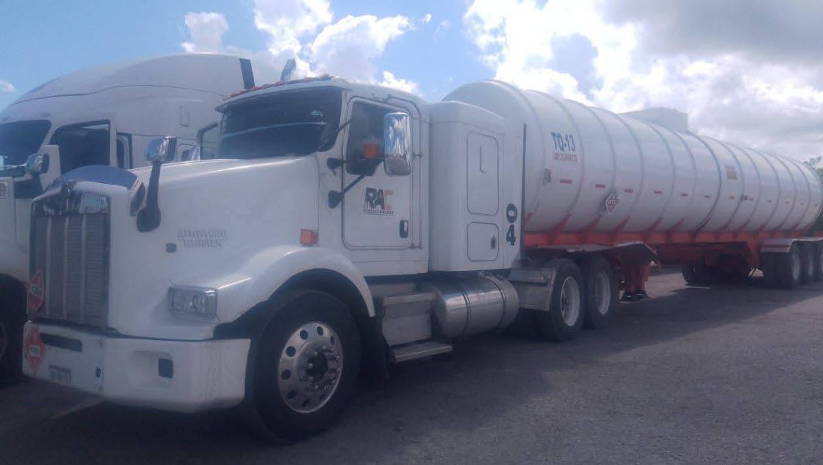 Al momento de su desaparición,  las tres personas viajaban a bordo de un tractor Kenworth T800 modelo 2004 sin remolque, color blanco. | Especial