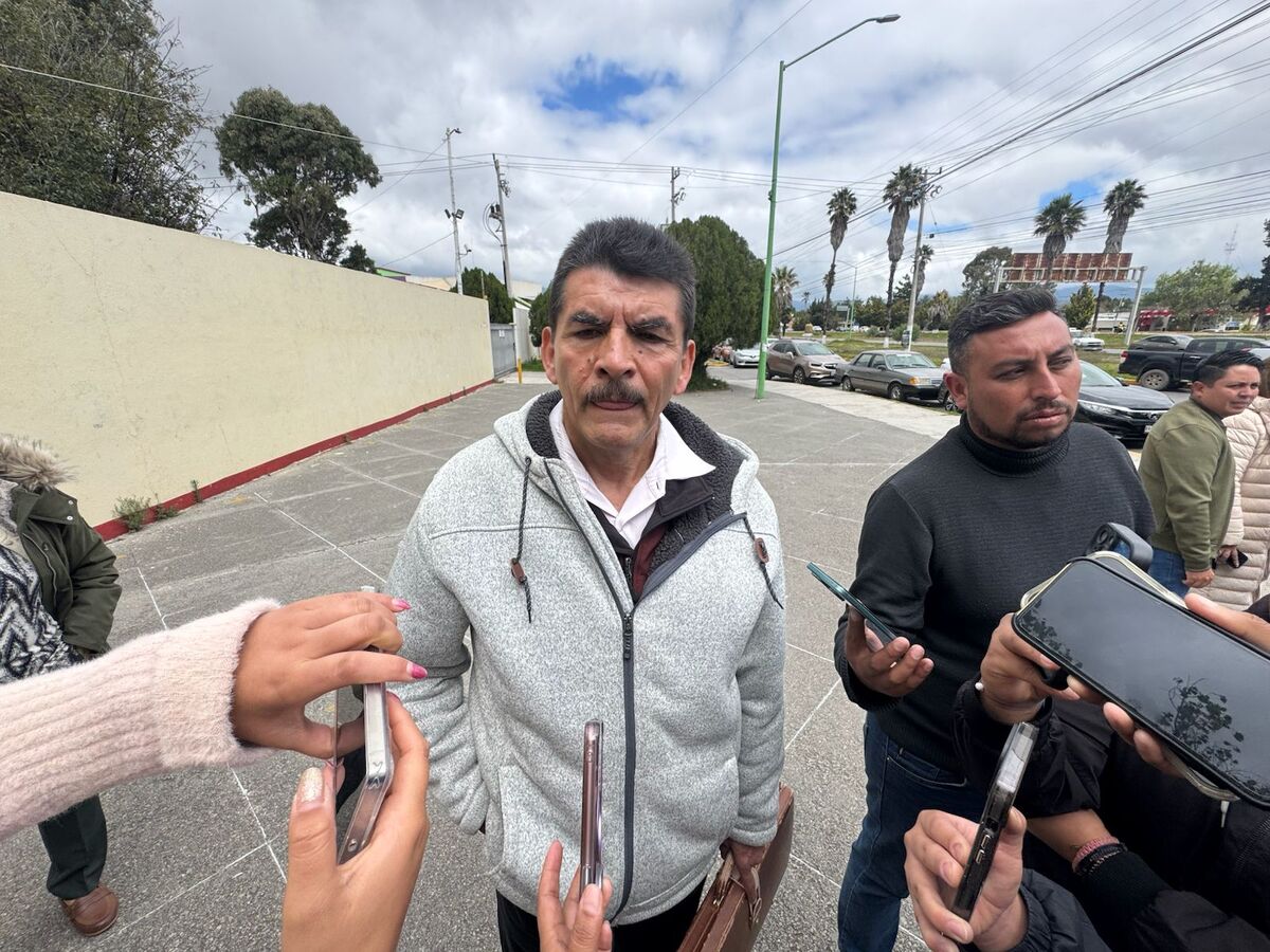 Docentes cierran temporalmente el acceso a la Secundaria Técnica Número Uno de Pachuca.