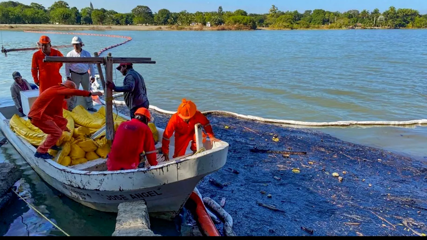 Fuerzas estatales y federales atienden residuos de hidrocarburo en el río Pantepec