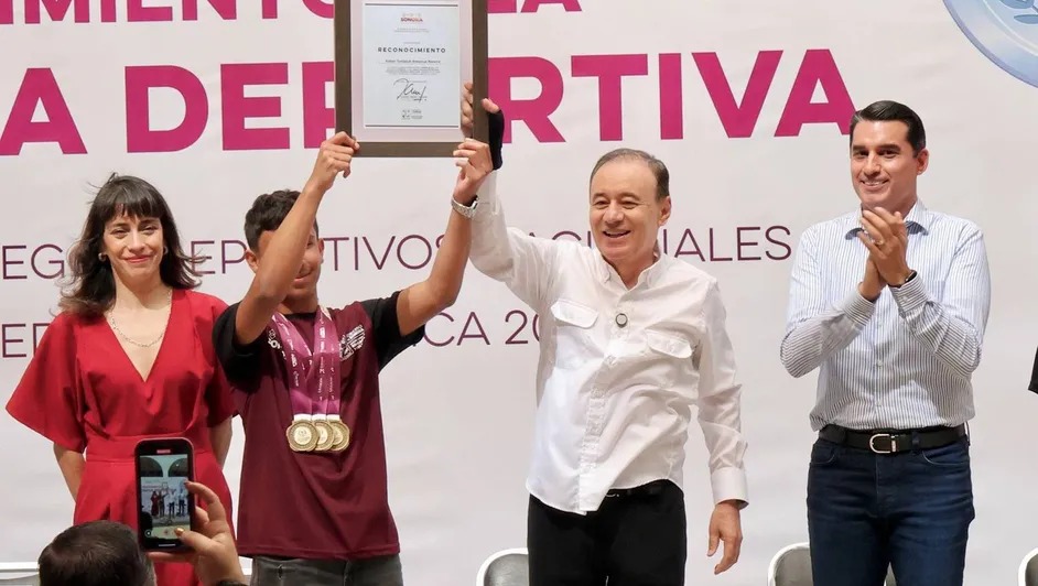 Gobernador Durazo entrega becas a atletas de Juegos Deportivos Nacionales en Sonora