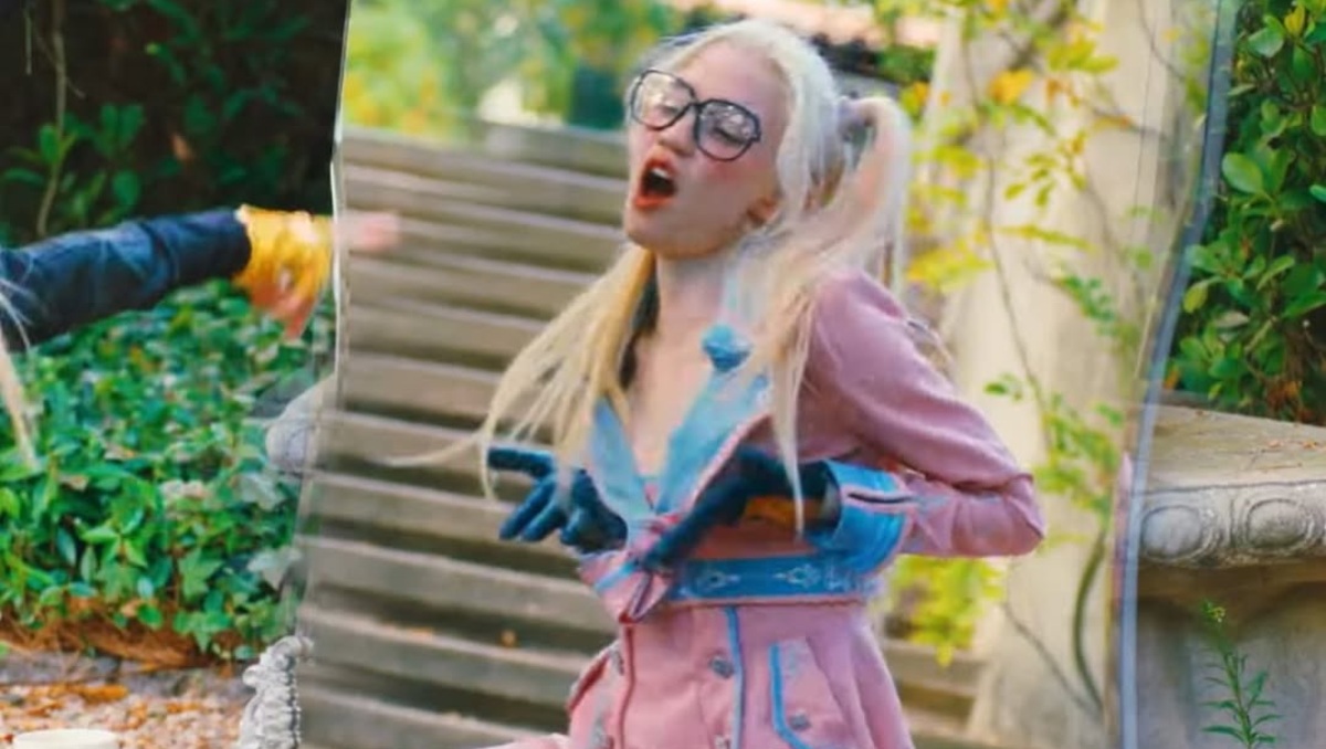 Grimes sorprende al mostrar su nuevo tatuaje al público | Especial