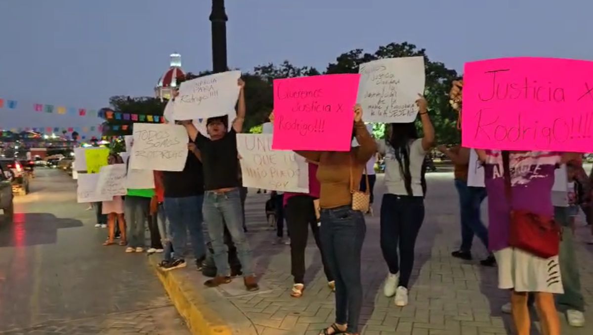 Al grito de "Queremos justicia", familiares y amigos del joven motociclista protestan. | Martha Zamora