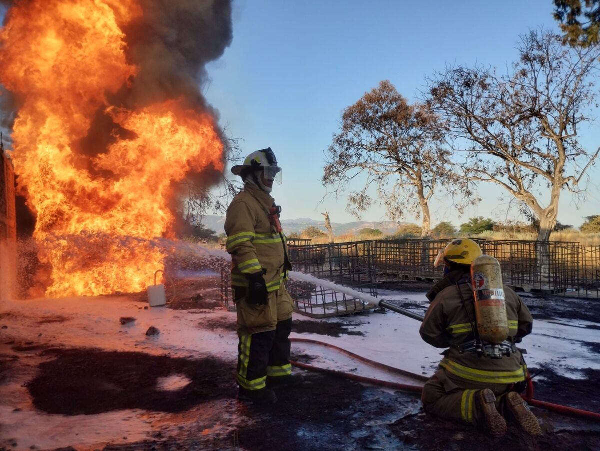 Incendio en bodega de combustible. (Cortesía)