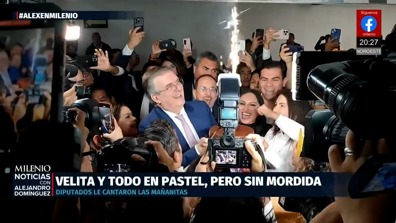 Marcelo Ebrard comparte festejo con la Sonora Santanera en la Cámara de Diputados