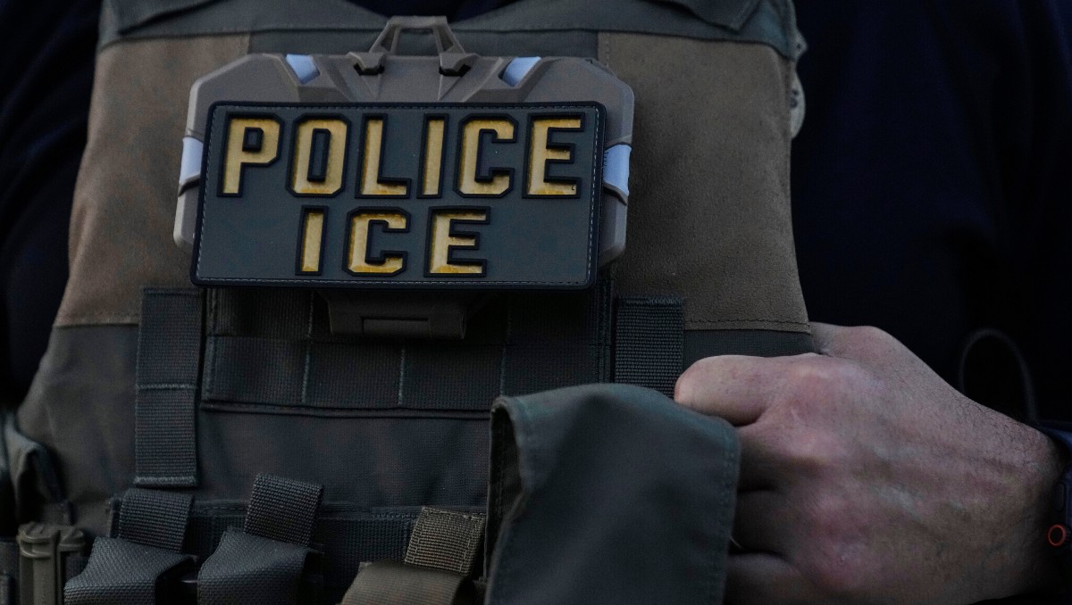 Los oficiales de ICE esperan a los migrantes en los pasillos de la corte. | AP