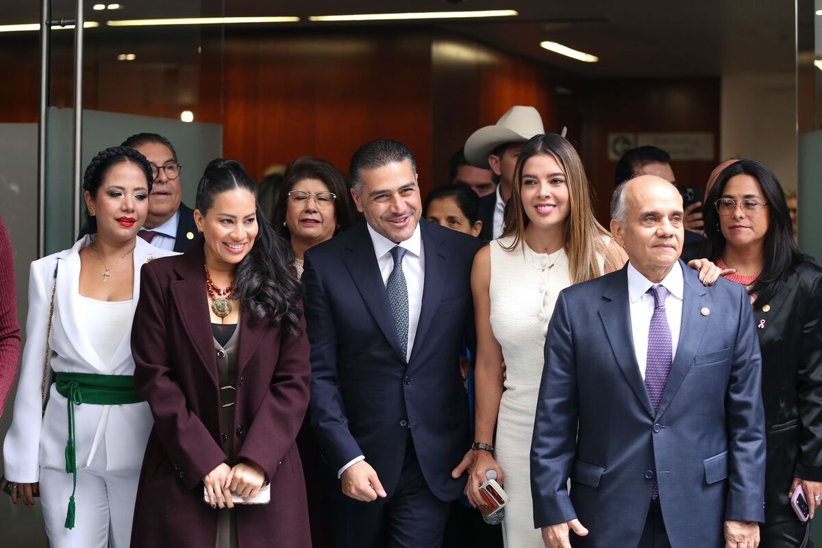 Omar García Harfuch fue rodeado por legisladoras y trabajadores del Senado que buscaban una foto con él. | Ariana Pérez