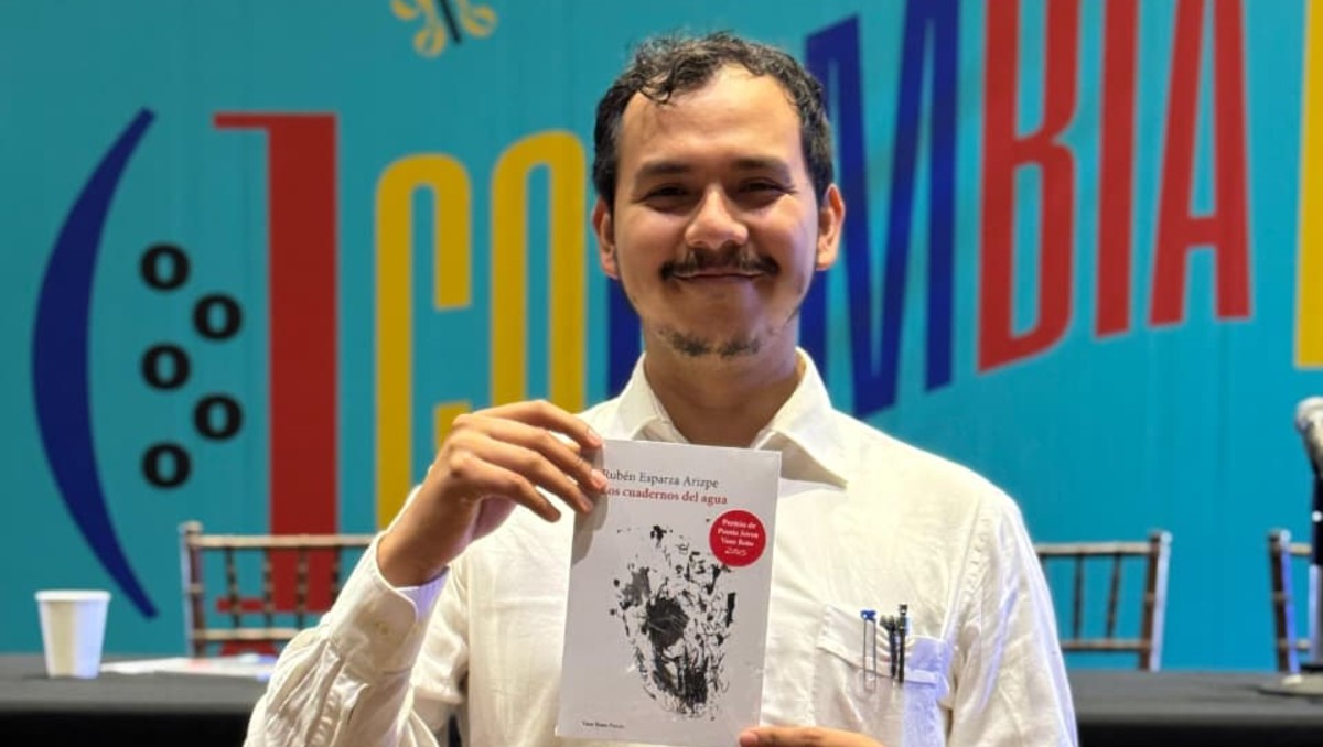 El poeta Rubén Esparza Arizpe sostiene su obra | Especial