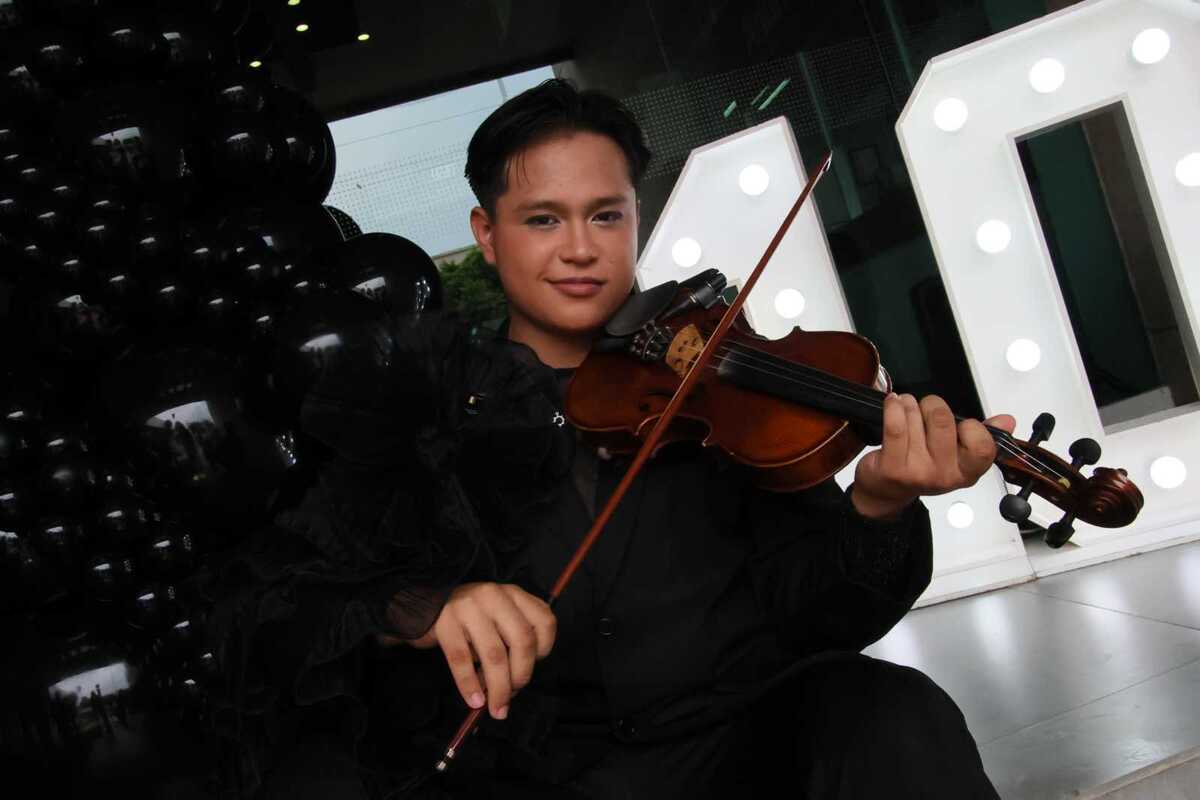 Su virtuosismo y estilo único han cautivado a figuras como Lady Gaga, quien reaccionó y compartió sus interpretaciones en redes.| Verónica Rivera