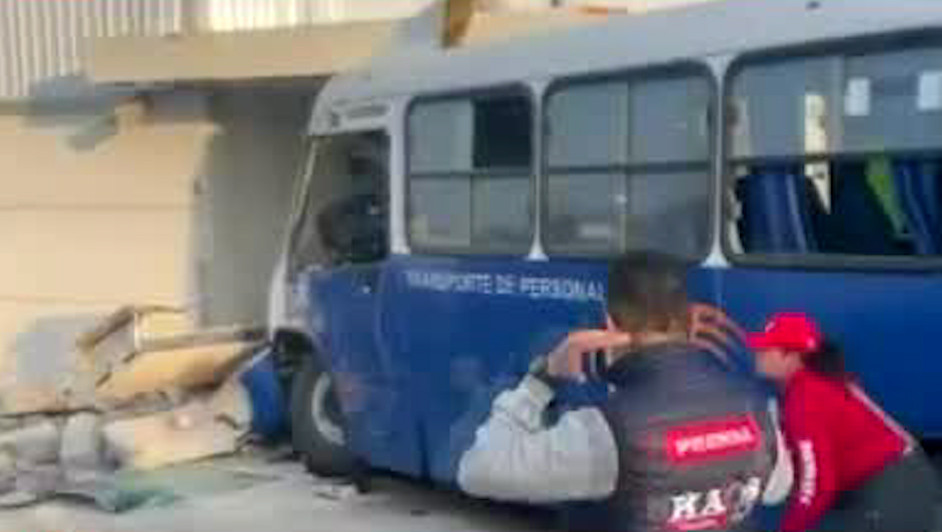 Accidente en carretera deja 25 heridos y una mujer fallecida tras choque de autobús de pasajeros