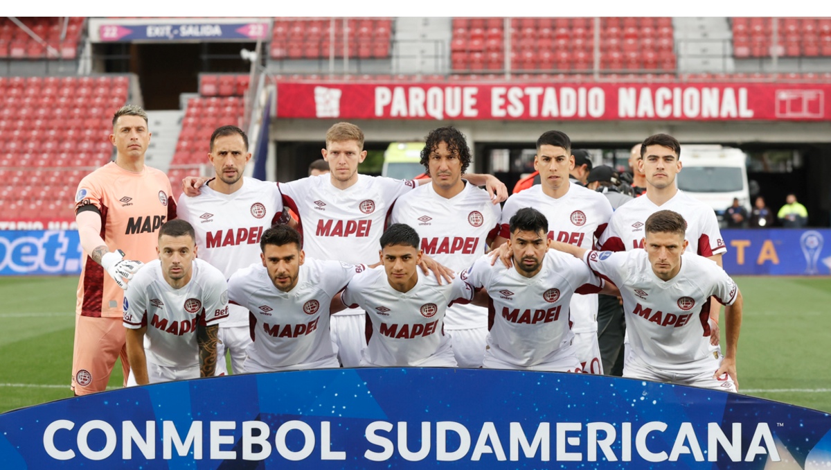Aficionados de Universidad de Chile apedrean autobús de Lanús previo al duelo en la Sudamericana (EFE)