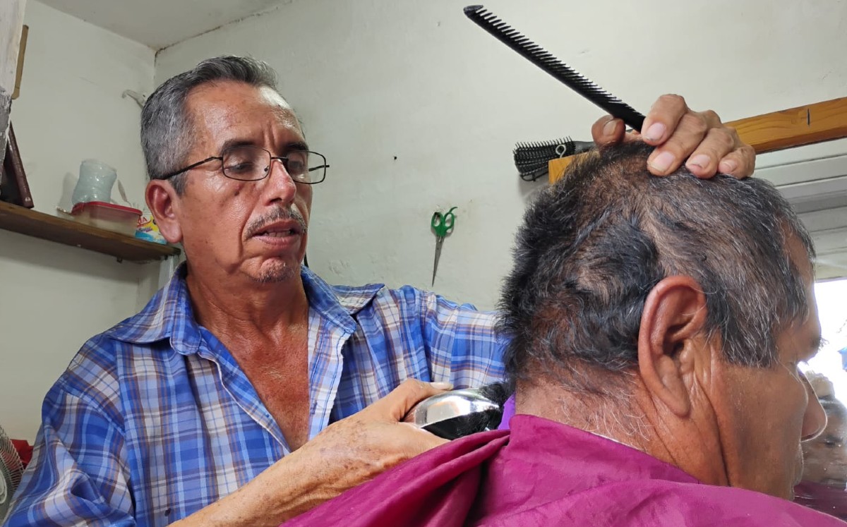 Alberto Carrizales Téllez, peluquero tradicional. | Sergio Sánchez