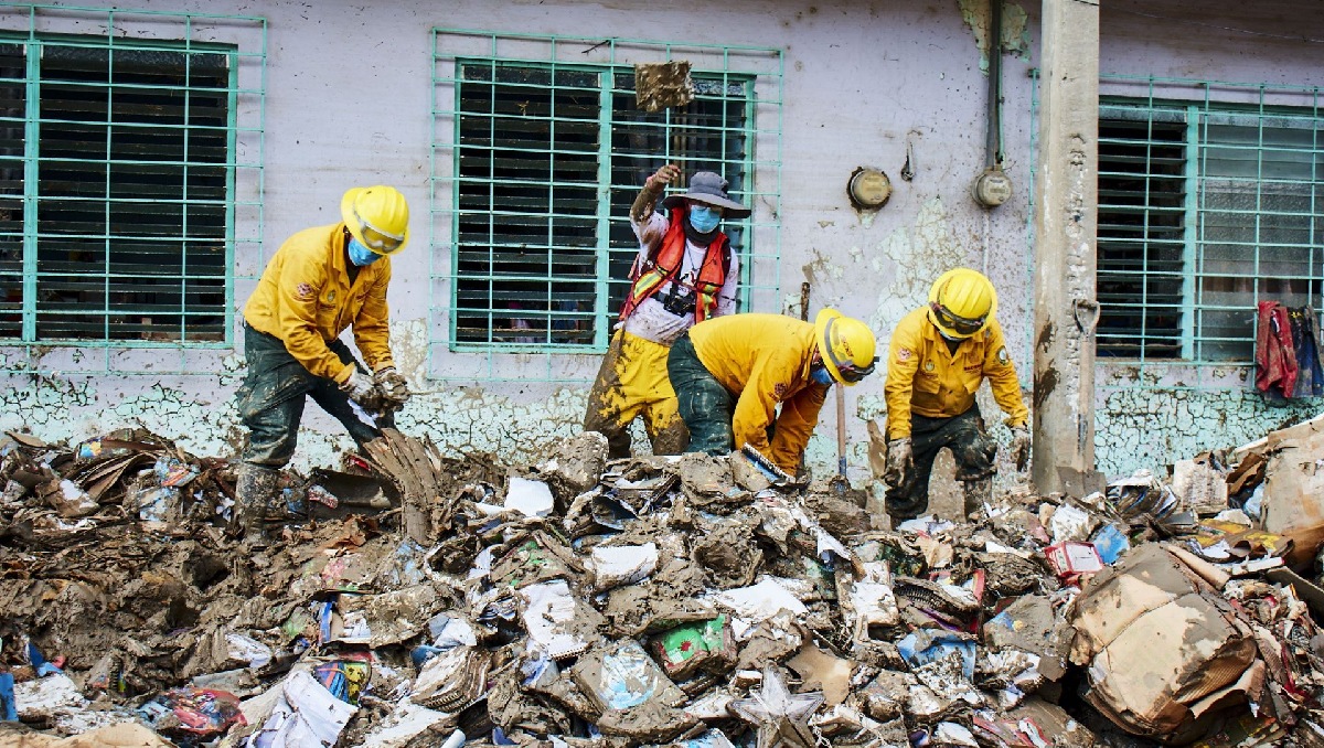 Brigadas de limpieza y familias continúan el saneamiento, retiro de escombros y lodo tras las lluvias en Veracruz. | Cuartoscuro