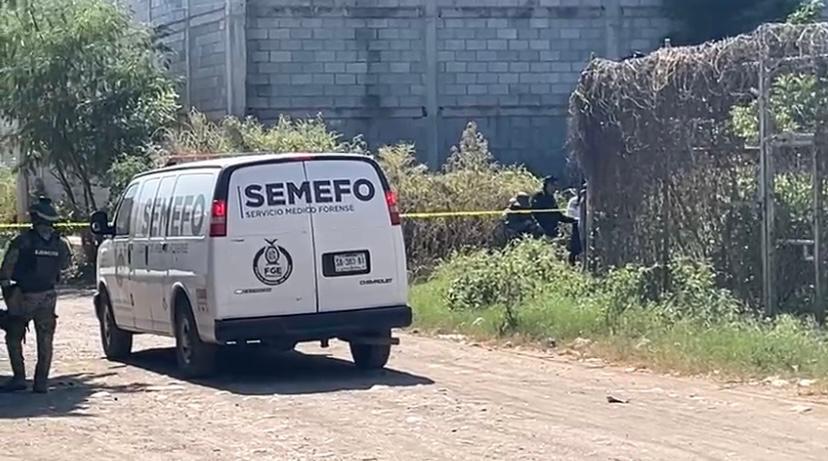 Camioneta del Semefo durante levantamiento de cuerpos en Sinaloa | Especial