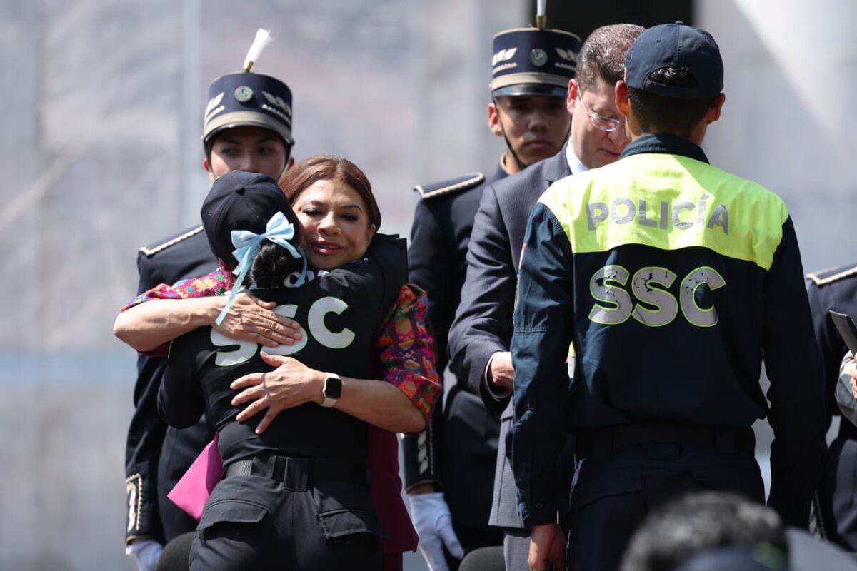 Clara Brugada felicita y entrega reconocimientos a policías durante ceremonia oficial | Especial