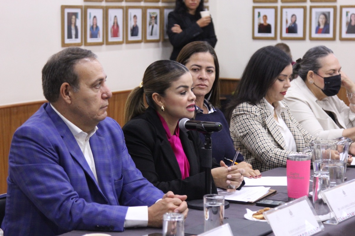La diputada Gabriela Cárdenas (centro) presentó la iniciativa. (Sonia Gamiño)