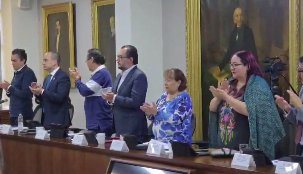 Diputados rinden un minuto de aplausos a alcalde de Pisaflores. (Guadalupe Trejo)