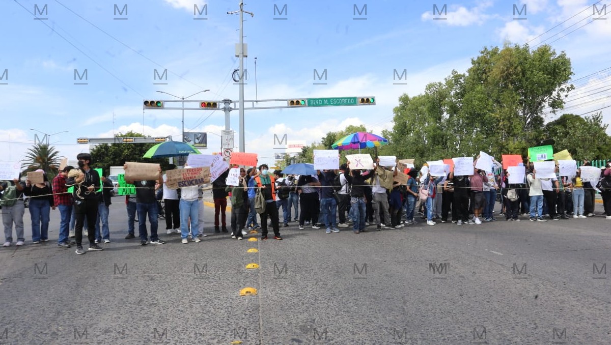 Estudiantes del Tec de León bloquean Blvd. López Mateos  | Daniela Béjar