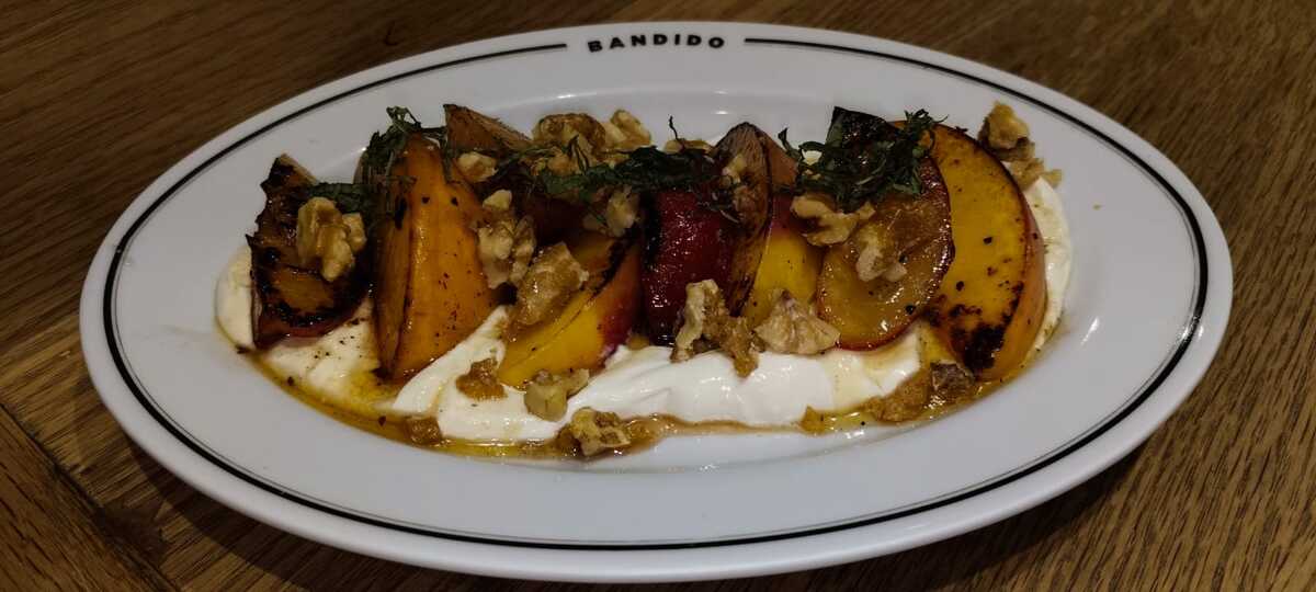 Frutas al carbón para el desayuno que sirve Bandido / Adriana Jiménez