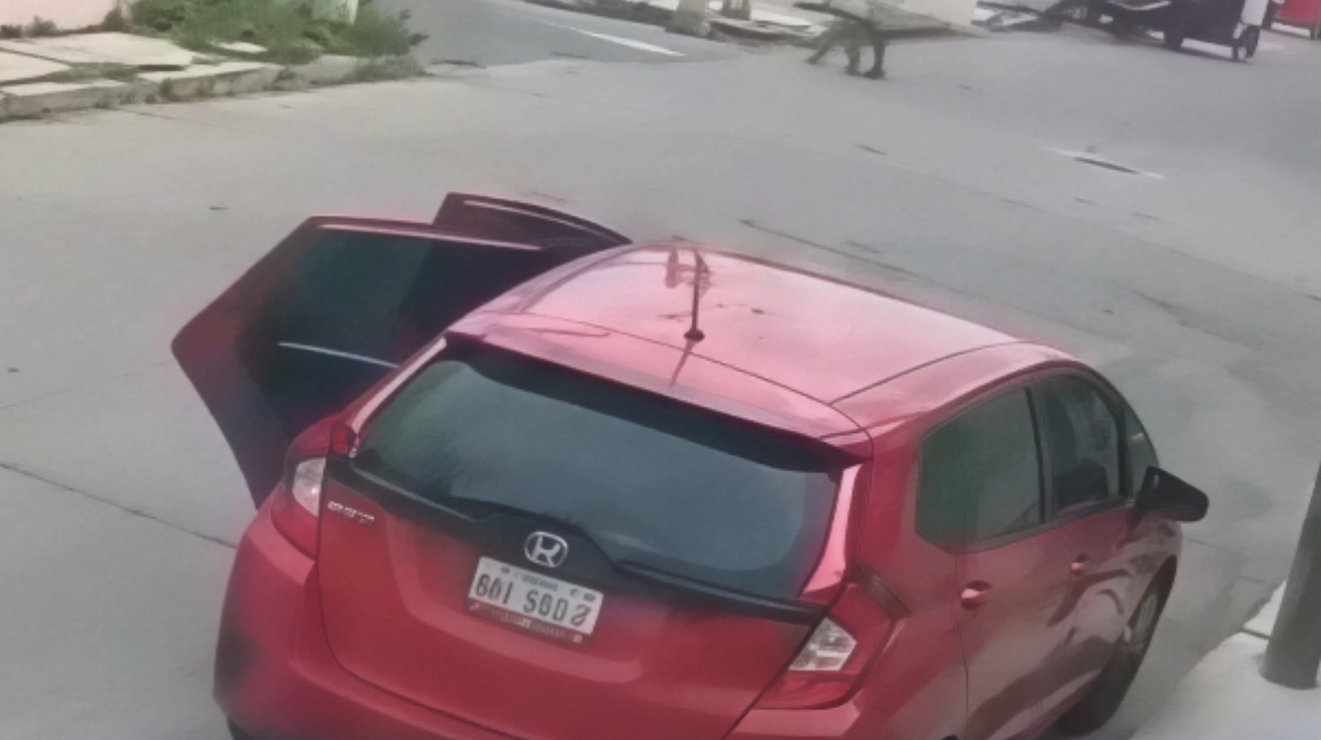El hombre fue captado en tres ocasiones por cámaras de videovigilancia, en todas acompañado del menor. | Especial