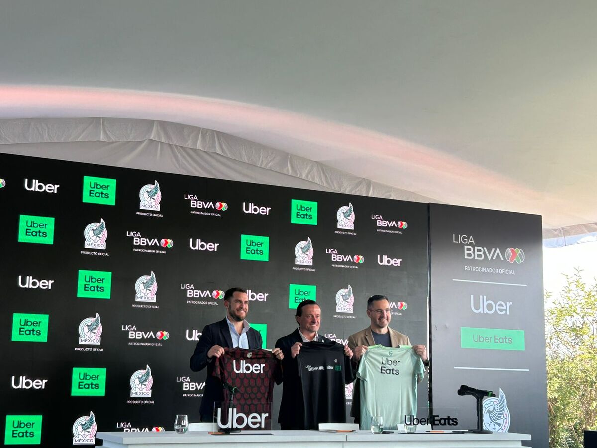 Juan Pablo Eiroa, Mikel Arriola y Daniel Colunga durante presentación de Uber y Uber eats como patrocinadores del fútbol mexicano. | Especial