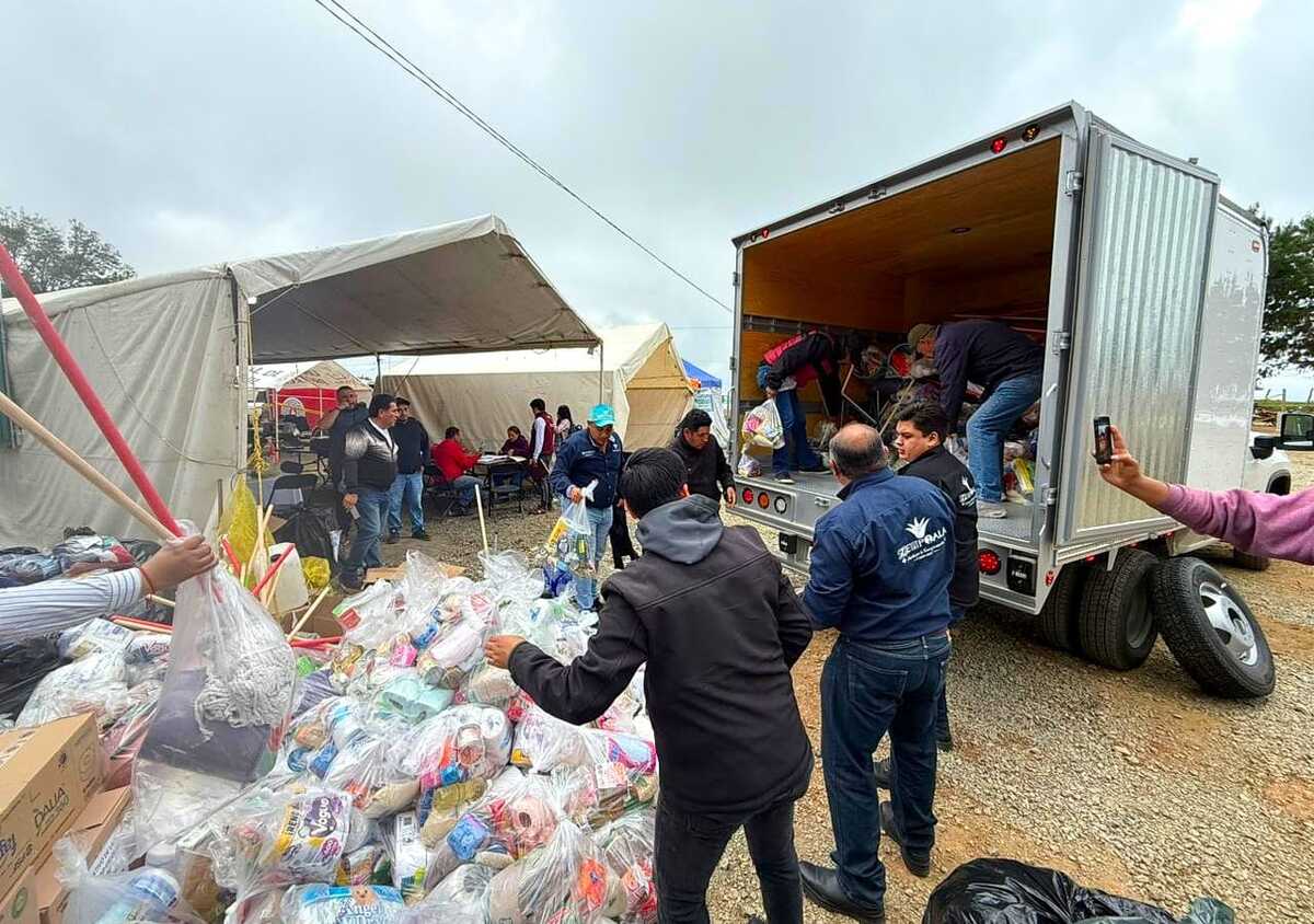 Mandan cargamento de víveres a Tianguistengo. (Cortesía)